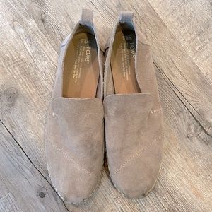 TOMS, size 8.5, but fits a 9 too.